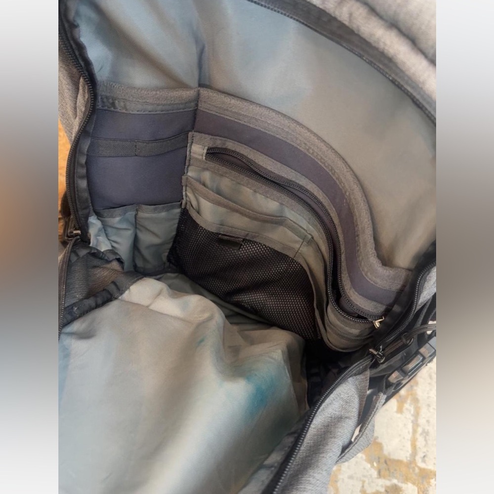 Grey and black The North Face backpack - Picture 4 of 8